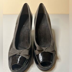 Aerosoles black 10M heels, bows on front, comfy, open toe